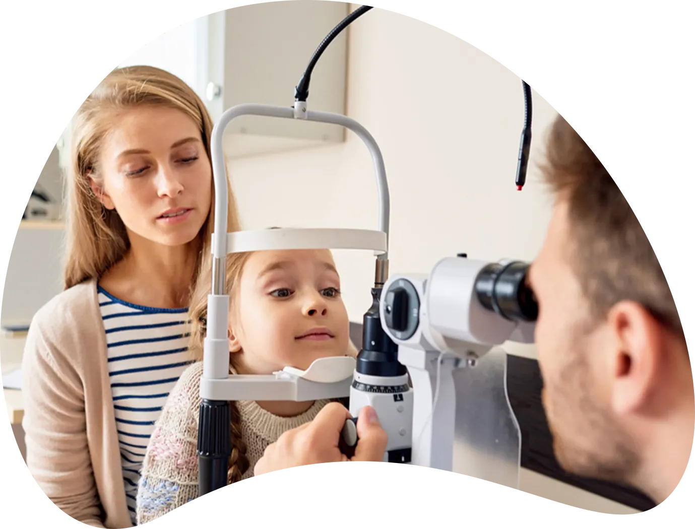 صورة توضيحية لطبيب عيون متخصص